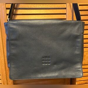 Moleskine Classic Slim Messenger Bag